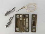 un grand nombre d'outils posés sur la table