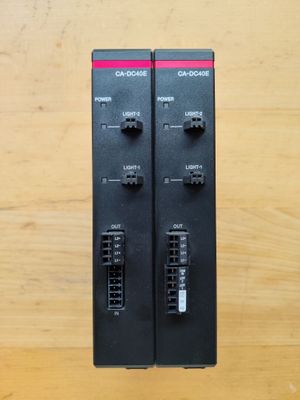 deux télécommandes posées sur une table en bois