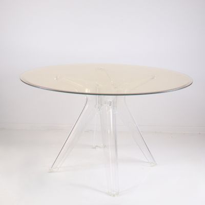 une table en verre transparent avec un piètement transparent et un plateau en verre transparent