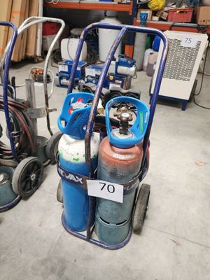 deux bouteilles de gaz et un chariot dans un garage