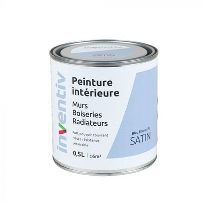 boîte de peinture satinée dans une boîte blanche sur fond bleu