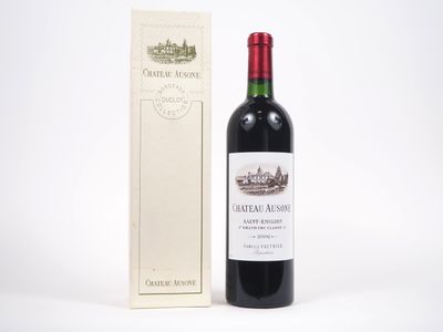 La bouteille de vin rouge se trouve à côté d'une boîte de vin.