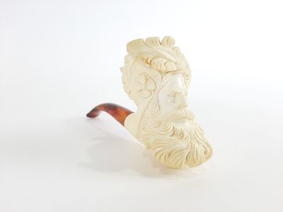 une image représentant une pipe avec un embout sculpté et un porte-pipe