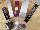 une table sur laquelle se trouvent de nombreux produits de beauté