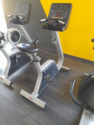 un vélo d'appartement et un vélo d'appartement dans une salle de sport
