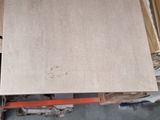 une pile de cartons posée par terre à côté d'une pile de boîtes