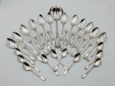 de nombreuses cuillères en argent et des cuillères ordinaires disposées en cercle