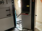 une machine qui se trouve dans une pièce au sol carrelé