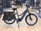un vélo garé à l'intérieur d'un magasin