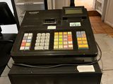une caisse enregistreuse posée sur un comptoir
