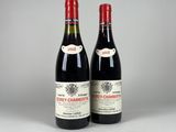 deux bouteilles de vin rouge posées l'une à côté de l'autre sur une table