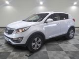 une photo d'un SUV blanc garé dans un garage