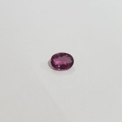 des tourmalines roses sur un fond blanc