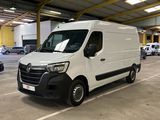 une camionnette blanche garée dans un parking