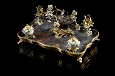 une image représentant une assiette en or ornée de fleurs