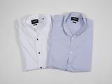 deux chemises pour homme, blanche et bleue, sur fond blanc