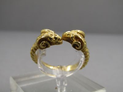 une image représentant une bague en or ornée de deux lions