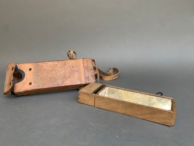 paire de briquets anciens plaqués cuivre, avec un étui en bois
