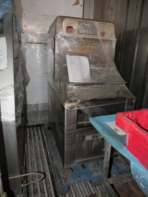 une machine placée au milieu d'une pièce