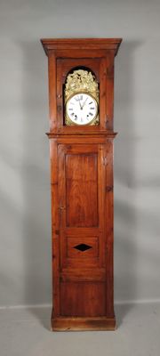 une grande horloge de parquet en bois qui se trouve dans une pièce