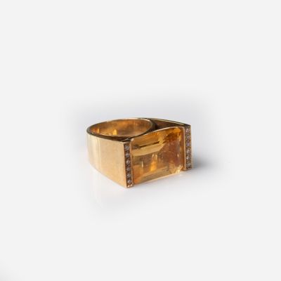 une image d'une bague en or avec des diamants sur un fond blanc