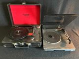 une valise contenant un tourne-disque