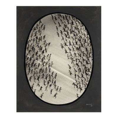 photographie en noir et blanc représentant un groupe de personnes marchant sur une plage