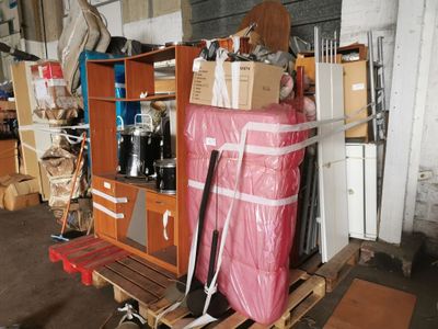 1 ensemble de mobilier comprenant: 1 armoire de salon en boi…