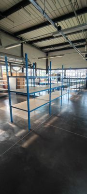 Important lot de mobilier de stockage comprenant onze racks bleus avec