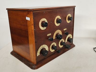 une vieille radio posée sur une table