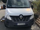 la photo d'une camionnette blanche garée sur un parking