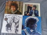 trois pochettes d'albums différentes représentant Bob Dylan jouant du blues sur un lit