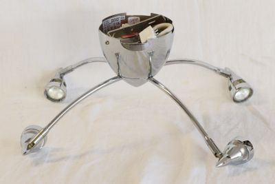 un objet métallique posé sur une surface blanche