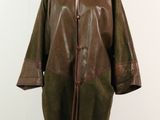 un manteau en cuir marron posé sur un mannequin, sur fond blanc
