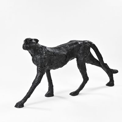 sculpture noire représentant un guépard sur fond blanc
