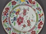 une assiette avec un motif floral sur une table