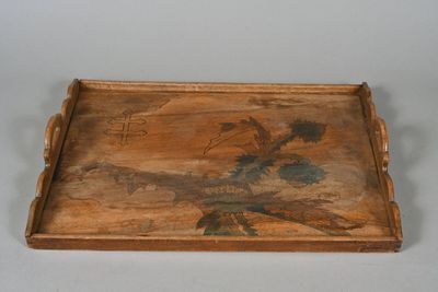 B. GARRAUD Plateau en noyer mouluré à corps rectangulaire et…