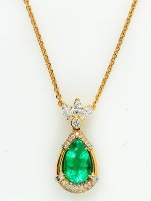un pendentif en émeraude et diamants, monté sur une chaîne en or