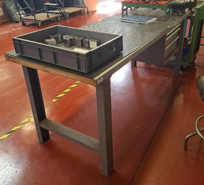 une photo d'un établi dans une usine, avec de nombreux outils