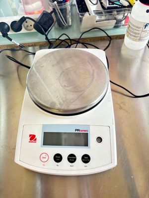 une photo d'une balance numérique posée sur un plan de travail de cuisine