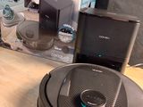 un boîtier électronique posé sur une table à côté d'un ordinateur portable