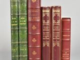 plusieurs vieux livres sont alignés sur une surface blanche