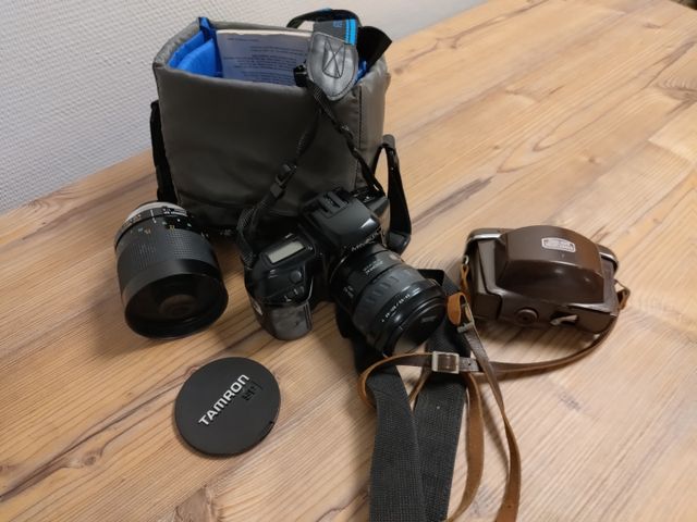 2 appareils photo : un ZEISS ancien, un Minolta argentix
