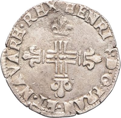 une vieille pièce d'argent ornée d'une croix