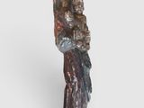 statue d'une femme tenant un enfant dans ses bras