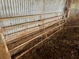 une clôture métallique au milieu d'une grange sale