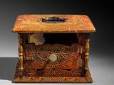 une image représentant une petite boîte en bois ornée de sculptures