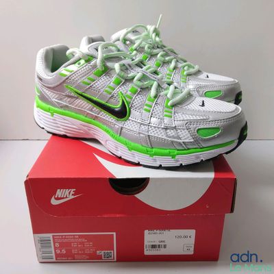 Chaussures de course Nike Air Max blanches et vertes dans leur boîte