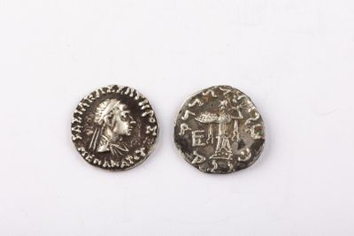deux pièces romaines, dont l'une porte une tête et l'autre un visage