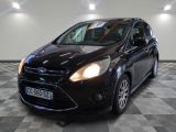 la voiture noire est garée sur un sol en damier dans le garage